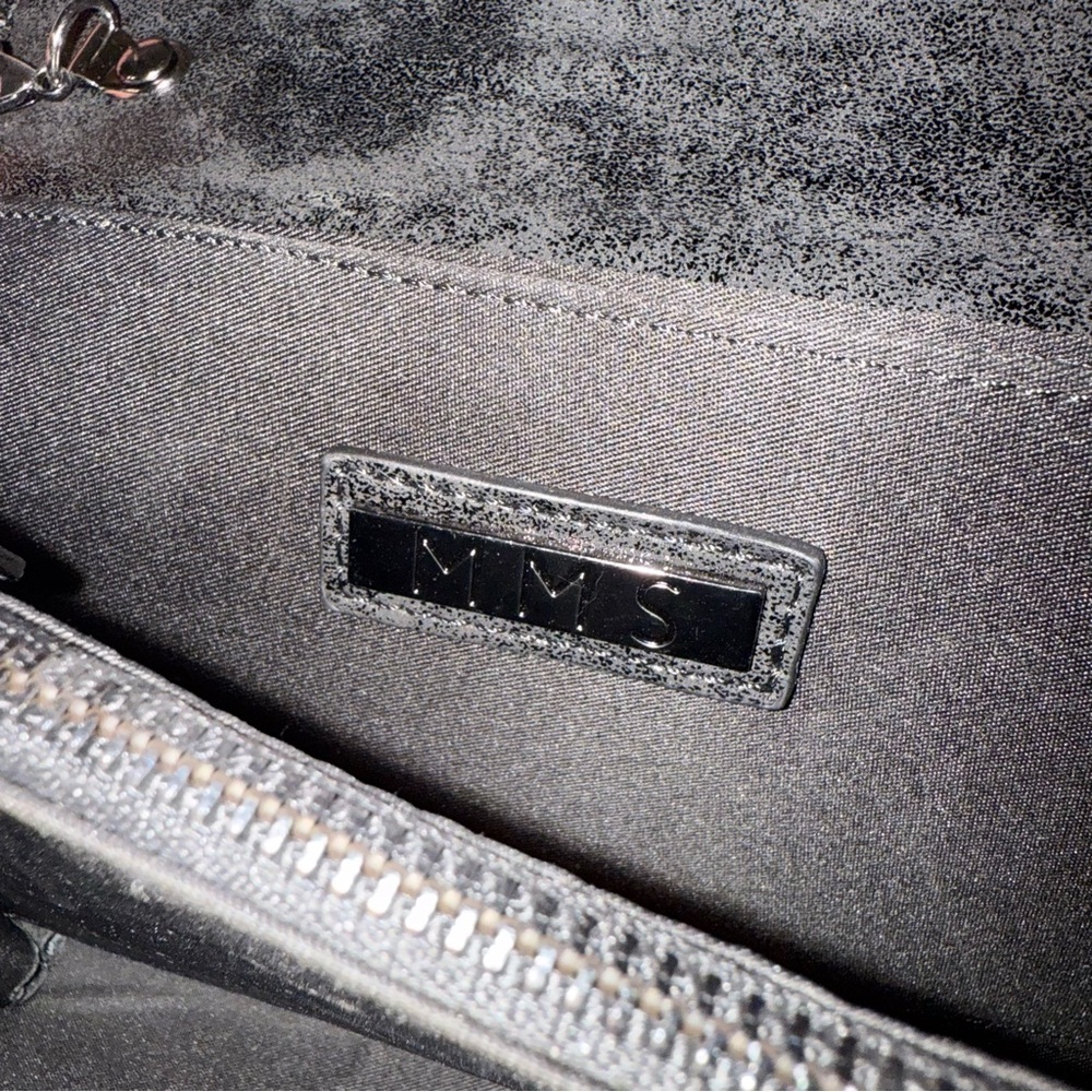 Elegant Chain-Trimmed Wallet Bag - Picture 11 of 16